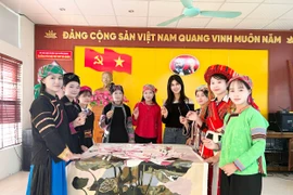 Phúc Anh hoàn thành bức tranh hoa sen vẽ bởi 54 đại diện 54 dân tộc Việt Nam
