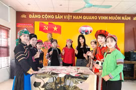 Phúc Anh hoàn thành bức tranh hoa sen vẽ bởi 54 đại diện 54 dân tộc Việt Nam