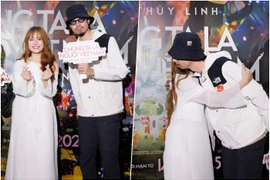 Đen dành cho Hoàng Thuỳ Linh cái ôm trìu mến tại dự án phim "Chúng ta là người Việt Nam" 