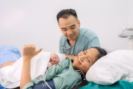 Chồng H'Hen Niê khóc nức nở khi chứng kiến vợ sinh 