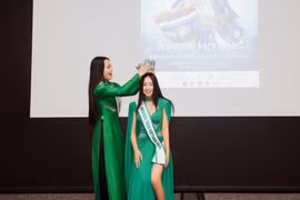Bella Vũ trao vương miện cho Miss Eco Teen Vietnam tại Anh 