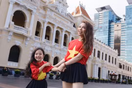 Trà Ngọc Hằng cùng con gái xuống phố mừng đại lễ 