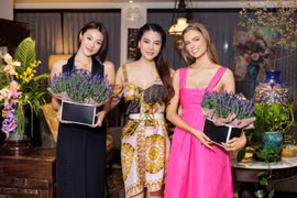 Trương Ngọc Ánh chào đón các Miss Earth 2022 đến Việt Nam