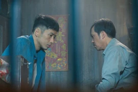 “Làm giàu với ma” tung hình ảnh đối đầu căng thẳng giữa cha con Tuấn Trần – Hoài Linh 