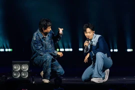 Đen và Hoàng Dũng trực tiếp cầm máy quay MV ca khúc mới tại sân khấu concert "Xoay tròn"