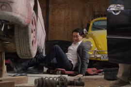 Hứa Vĩ Văn căng thẳng diễn cùng đàn cá trê trong phim kinh dị "Đồi hành xác: Tà thuyết đen trở lại"