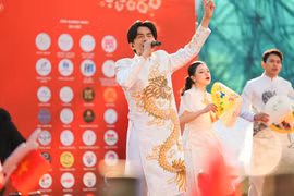 Đan Trường mang Tết Việt đến với người dân xa xứ ở Nhật Bản