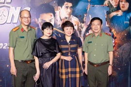 Đại diện Điện ảnh Quân đội Nhân dân chúc mừng Điện ảnh Công an Nhân dân trong buổi công chiếu “Tử chiến trên không” 