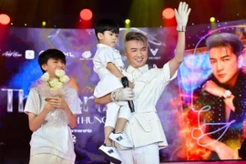 Đàm Vĩnh Hưng bất ngờ công bố con trai ruột 