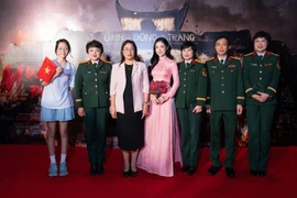 “Nỗi đau giữa hòa bình” – nhạc phim “Mưa đỏ” được cất lên sau buổi công chiếu tại Hà Nội khiến khán giả xúc động