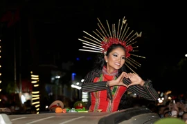 Hoa hậu H’Hen Niê đội vương miện “siêu độc lạ” làm từ cà phê tự tay hái