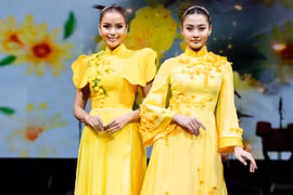 Ngọc Châu, Xuân Hạnh trình diễn áo dài của NTK Trần Phương Hoa ở Úc 