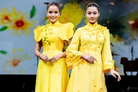 Ngọc Châu, Xuân Hạnh trình diễn áo dài của NTK Trần Phương Hoa ở Úc 