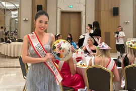 Á hậu Đỗ Hà Trang tặng nón lá cho các thí sinh The Miss Globe 2024