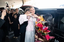 Miss Universe 2024 Victoria Kjær Theilvig mặc áo bà ba đến thăm Việt Nam