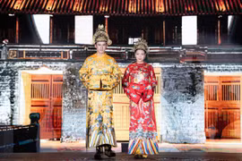 Vợ chồng Lương Thế Thành - Thuý Diễm trình diễn áo dài triều Nguyễn