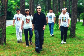 Jimmii Nguyễn tiếp tục hành trình "Du ca" lãng mạn của rừng thông Đại Lải