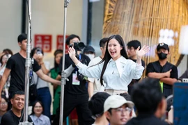 Hương Tràm lần đầu thể hiện hit “Em gái mưa” bằng tiếng Anh 