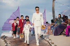 Đàm Vĩnh Hưng lần đầu đưa con trai lên sàn diễn thời trang tại "Destination Runway Fashion Week 2023"