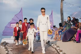 Đàm Vĩnh Hưng lần đầu đưa con trai lên sàn diễn thời trang tại "Destination Runway Fashion Week 2023"