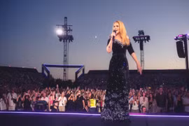 Adele tiếp tục chọn đầm của Công Trí cho concert toàn cầu