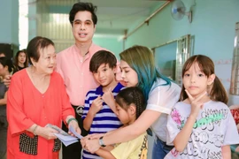 Thanh Thảo dẫn các con đi làm từ thiện cùng danh ca Ngọc Sơn