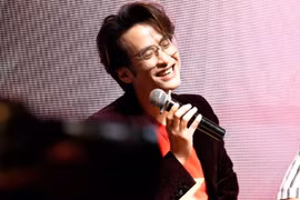 Lam Trường và Quang Hùng MasterD hát cùng Hà Anh Tuấn ở “Sketch a rose” in SaiGon