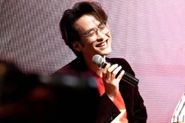 Lam Trường và Quang Hùng MasterD hát cùng Hà Anh Tuấn ở “Sketch a rose” in SaiGon