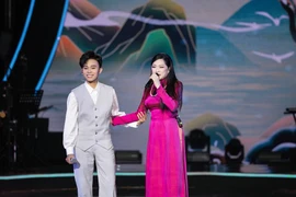 Hồ Văn Cường “lột xác” khi hát cùng Như Quỳnh trong Đại nhạc hội “Người tình & quê hương” 