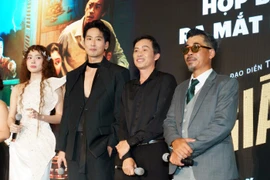 Hoài Linh xuất hiện bên “con trai” Tuấn Trần ra mắt “Làm giàu với ma”