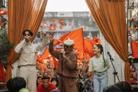 Đen cùng nhạc sĩ Trần Tiến tái hiện những lần “đi bão" mừng bóng đá Việt chiến thắng