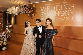 Chị em Minh Tuyết – Hà Phương chúc mừng NTK Chung Thanh Phong 