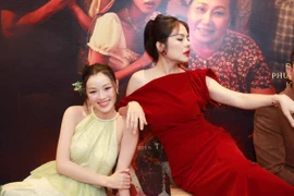 Vân Trang, Lan Thy mỗi người một vẻ đọ dáng trên thảm đỏ ra mắt "Nhà ma xó"