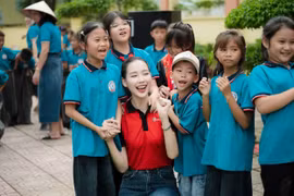 Hoa Hậu Bảo Ngọc: “Giao nắng, chuyển yêu thương” đến trẻ em vùng lũ tại Lạng Sơn và Quảng Ninh 