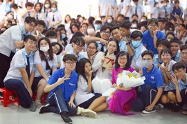 Hoa hậu Ban Mai về trường thăm thầy cô, tri ân ngày Nhà giáo Việt Nam