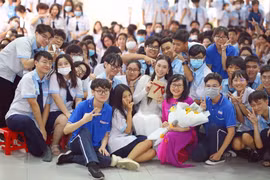 Hoa hậu Ban Mai về trường thăm thầy cô, tri ân ngày Nhà giáo Việt Nam