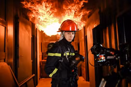 Hình ảnh đầu tiên của "Chiến sĩ quả cảm": Góc máy điện ảnh, khung hình cháy rực gây tò mò