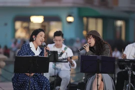 Mẹ con ca sĩ Mỹ Linh, Mỹ Anh lại có dịp đứng chung sân khấu 