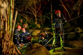 Tập 4 “Chiến sĩ quả cảm”: Ngô Kiến Huy, Liên Bỉnh Phát băng rừng, lội suối giải cứu nạn nhân trong đêm mưa 