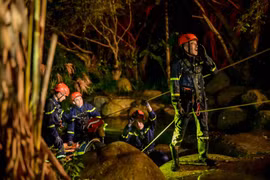 Tập 4 “Chiến sĩ quả cảm”: Ngô Kiến Huy, Liên Bỉnh Phát băng rừng, lội suối giải cứu nạn nhân trong đêm mưa 