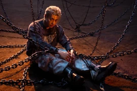 Noo Phước Thịnh hé lộ hình ảnh bị xiềng xích trong MV “Đùa anh đau đấy”