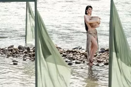 “Nóng bỏng mắt” với hình ảnh quyến rũ của Hương Giang trong MV mới