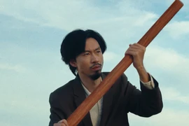 Đen lại gây tò mò với hình ảnh chèo thuyền trên… cát