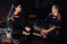 H’Hen Niê xuất hiện cùng mẹ trong bài hát mới 