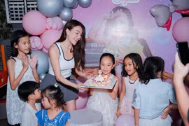 Trà Ngọc Hằng cùng công chúa nhỏ đón sinh nhật ấm áp