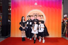 Gia đình Lý Hải - Minh Hà rạng rỡ trêm thảm đỏ ra mắt "Lật mặt 8: Vòng tay nắng"