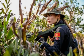 Hoa hậu Kỳ Duyên gây ấn tượng khi nhập vai lực lượng Cảnh sát cơ động tại "Chiến sĩ quả cảm"