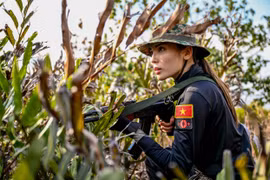 Hoa hậu Kỳ Duyên gây ấn tượng khi nhập vai lực lượng Cảnh sát cơ động tại "Chiến sĩ quả cảm"