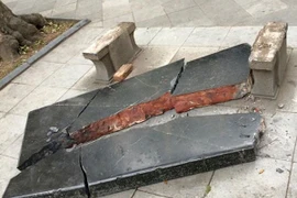 Ghế đá trăm tuổi bên Hồ Gươm vỡ tan tành nhiều mảnh