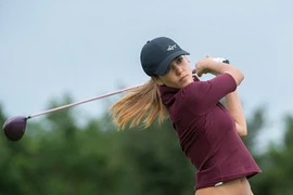 Jessica Alba đẹp hút hồn trên sân golf